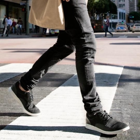 🆕 🖤Men’s UGG leather sneaker🖤🆕 - Picture 3 of 13